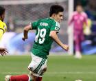 Gilberto Mora (d) de México disputa el balón con Pedro Vite de Ecuador.