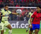 Denis Meléndez del Motagua en la disputa del balón.