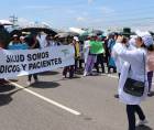 Los médicos presionaron con protestas en varios puntos del país. También mantuvieron asambleas informativas en reclamo a pagos de salarios atrasados y el reintegro de compañeros despedidos, a su juicio, sin justificación.