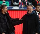 Simeone y Hansi Flick se saludaron previo al pitazo inicial.