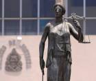 La justicia hondureña ordenó frenar las obras de tres hospitales tras detectar desfases entre pagos, avance físico y ampliaciones presupuestarias que hoy forman parte de investigaciones por posible corrupción pública.