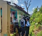 En el marco de las investigaciones para esclarecer el brutal crimen de cuatro primos ocurrido el 17 de julio, agentes de la Policía Nacional ejecutaron un operativo de allanamiento en la colonia Las Mercedes de La Ceiba.