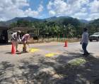 Ciudadanos instalan túmulos artesanales en una carretera de Honduras. Fotografía utilizada con fines referenciales.