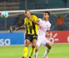 Eddie Hernández en la disputa del balón con Clinton Bennett.