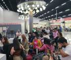 Pasajeros se forman en fila para ser atendidos en los mostradores de la erolínea tras la cancelación del vuelo.