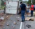 El camión transportaba alimentos, los cuales quedaron dispersos sobre el pavimento tras el impacto.