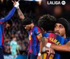 Raphinha celebrando con Lamine Yamal su primer gol del partido del Barcelona contra el Alavés.