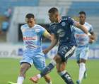 Alejandro Reyes del Motagua en la disputa del balón con Maldonado de Génesis.