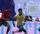 Vinicius de Brasil disputa el balón con Hakimi de Marruecos, duelo correspondiente por el grupo C del Mundial de la FIFA 2026.