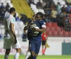 El festejo del Búho Meléndez tras el curioso gol a favor del Motagua en el duelo ante Cartaginés por la Copa Centroamericana.