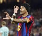 Raphinha celebrando su gol que puso al Barcelona a ganar contra el Alavés.