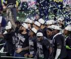 Los Seattle Seahawks celebran con el Trofeo Vince Lombardi luego de derrotaran a los New England Patriots en el Super Bowl LX.