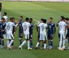 Los jugadores de Motagua y Juticalpa FC se saludan previo al inicio del partido.