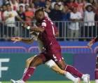 Kendall Waston del Saprissa en la disputa del balón con el delantero Imanol Enríquez de Olimpia.