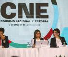 El pleno de consejeros del CNE, conformado por Marlon Ochoa, Ana Paola Hall y Cossette López, en conferencia de prensa el domingo 30 de noviembre.