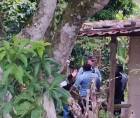 Agentes de la Dirección Policial de Investigaciones (DPI) se presentaron en la escena del hallazgo para levantar las primeras pesquisas sobre el crimen.