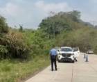 Elementos policiales llegaron al lugar para acordonar la escena mientras personal de Medicina Forense realizaba el levantamiento cadavérico.