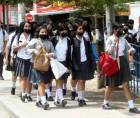 Con el regreso a clases este lunes, las autoridades educativas y de Salud hicieron obligatorio el uso de mascarilla en algunas escuelas sampedranas. La medida es ante la detección de casos de sarampión.