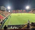 Jugadores del Marathón realizando ejercicios de estiramiento en el estadio Alejandro Morera Soto.