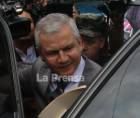 La Justicia de Honduras resolvió este miércoles que el exjefe del Estado Mayor Conjunto de las Fuerzas Armadas, general retirado Roosevelt Hernández, enfrente en libertad un proceso por presuntos ataques contra la libertad de prensa.