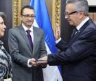 Roberto Flores Bermúdez fue juramentado este viernes por la canciller hondureña Mireya Agüero.