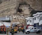 El colapso de un cerro sobre bodegas generó un incendio y mantiene a dos personas atrapadas, según información preliminar.