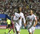 El defensor uruguayo Emanuel Hernández de Olimpia celebrando el gol con su compañero Imanol.