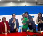 Godofredo Fajardo y Salvador Nasralla se dieron un efusivo abrazo tras el anuncio de que el candidato a diputado por la DC se suma al Partido Liberal.