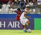 Cristian Canales cayó en el área ante la marca de Eduardo Vigil