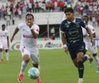 Clever Portillo del Motagua en la disputa del balón con Edwin Rodríguez de Olimpia.