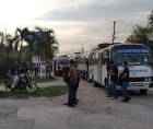 Desde tempranas horas, conductores paralizaron sus unidades de transporte público e impidieron la circulación de otros autobuses durante la protesta.
