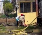 Bomberos y vecinos auxiliaron a la mujer, que luego fue trasladada de urgencia a un centro asistencial en La Ceiba.
