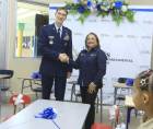 La ministra de Educación, Arely Argueta, junto a Paul Griffin, miembro del servicio militar estadounidense asociado a la distribución logística y de asistencia humanitaria durante el acto de entrega del mobiliario escolar.