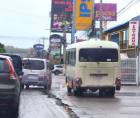 Las unidades de transporte urbano que circulan por el bulevar del Este invaden con frecuencia las aceras, obligando a los peatones a cederles el paso, aún poniendo en riesgo su seguridad.