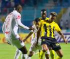 Baptiste en la disputa del balón contra Arboleda y José Mario Pinto.