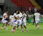 Jugadores del Olimpia realizando ejercicios de estiramiento.