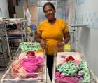 Ana Cristina Burgos junto a sus dos bebés que recibieron el alta médica este viernes.