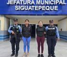 Dos mujeres fueron detenidas en las últimas horas por agentes de la <a rel=noopener noreferrer href=https://www.laprensa.hn/sucesos/honduras-localizan-joven-reportada-desaparecida-san-pedro-sula-BE31713435 target=_blank>Policía Nacional</a>, acusadas de despojar de sus pertenencias a una mujer de la tercera edad en el municipio de<b> Siguatepeque.</b>