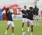 Jugadores del Olimpia durante los ejercicios de estiramiento.