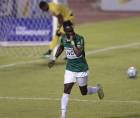 Román Rubilio Castillo festejando su gol de penal para la remontada de Marathón ante Platense.