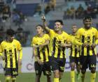 Jhow Benavídez celebrando su gol que puso en ventaja al Real España contra la UPN.