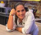 La televisión hondureña y el mundo digital se encuentran de luto tras conocerse el fallecimiento de Sandra Díaz del Valle, conocida por miles de hondureños como la Chef Sandra. La reconocida presentadora, creadora de contenido y figura de la gastronomía nacional murió este miércoles 10 de junio, una fecha que coincidía con la celebración de su cumpleaños, según TV Azteca Honduras, que compartió una nota de duelo en sus redes sociales.