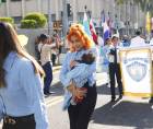 Para salir adelante y culminar sus estudios no hay límites. El lente de Diario LA PRENSA captó a esta joven madre, acompañada de su bebé de aproximadamente tres meses de nacido, durante el desfile por el Día Internacional de la Alfabetización.