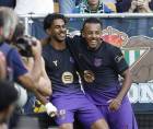 Lamine Yamal celebrando su golazo ante el Betis con Jules Koundé.