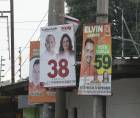 Los partidos y candidatos deben retirar vallas y afiches en un plazo máximo de 30 días tras las elecciones, según la Ley Electoral. El incumplimiento acarrea multas de hasta 100 salarios mínimos, que pueden descontarse de la deuda política si no son pagadas.