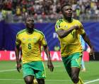 Teboho Mokoena festeja su gol de penal para el empate de Sudáfrica contra República Checa.