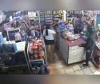 Una cámara de seguridad captó un asalto suscitado en un mercadito de la colonia Perfecto Vásquez, en San Pedro Sula, el 11 de noviembre a las 3 de la tarde. Así cometió el violento asalto el delincuente.