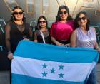 Hondureños durante la entrada al concierto de Shakira en El Salvador.