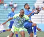 Gabriel Araújo de Génesis y Jerry Bengtson del Olancho FC, tuvieron varias disputas del balón.
