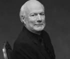 El legendario director de televisión James Burrows falleció el viernes 19 de junio de 2026 a los 85 años, según informó su familia. De acuerdo con el comunicado, murió en paz, rodeado de sus seres queridos, tras enfrentar una enfermedad. No se dieron a conocer detalles adicionales sobre la causa específica de su fallecimiento.